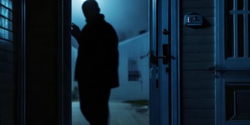 半夜物业敲门违法吗？